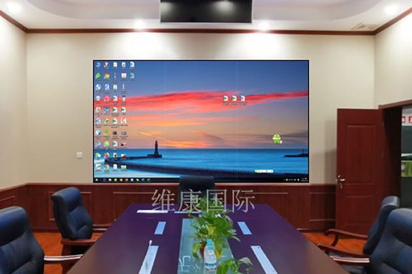 大型會議室使用無縫拼接屏好還是投影機(jī)好？