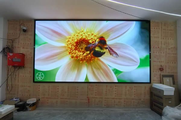 展廳使用投影機好還是LED顯示屏好，這兩種顯示大屏有什么區別
